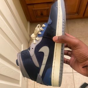 I’m selling air jordan 1 mid se craft it comes with no box it’s in good conditio